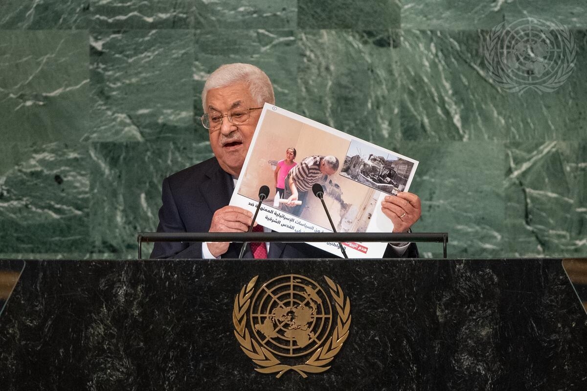 Mahmoud Abbas, Palestinas president, holdt den lengste talen i hoveddebatten av generalforsamlingens syttisjuende sesjon. Abbas hadde også med rekvisitter.  Foto: UN Photo/Cia Pak.
